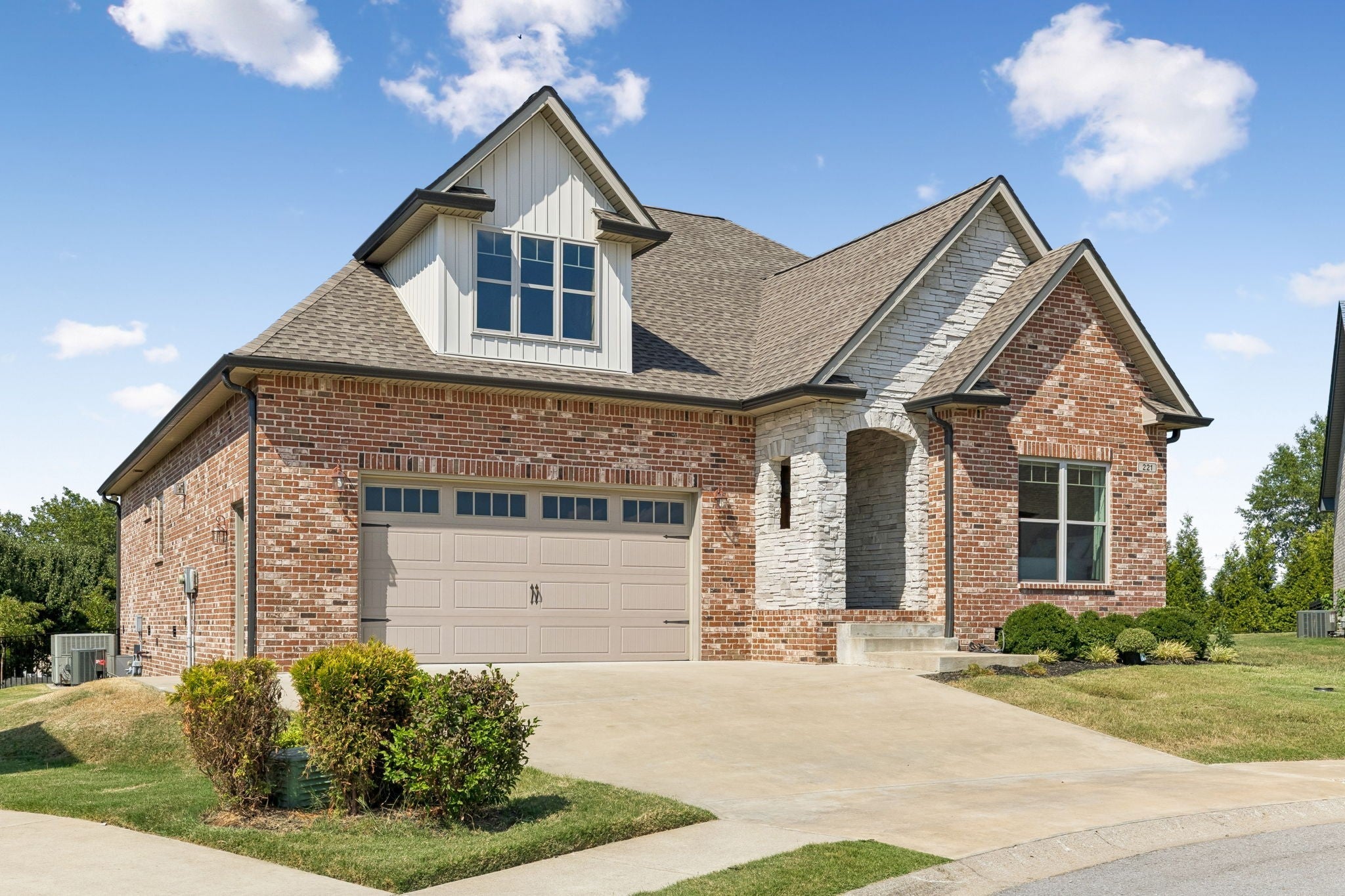 221 Dorchester Cir