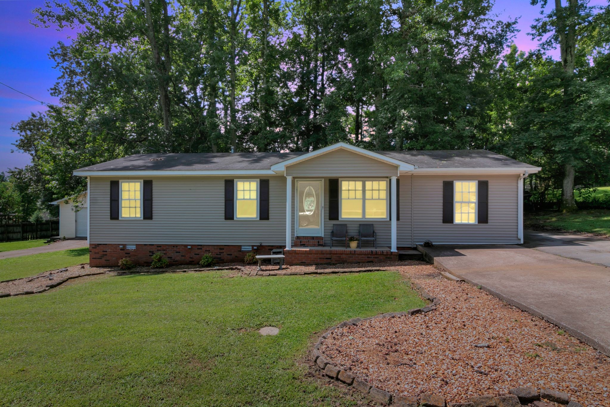 2121 Honey Locust Cv
