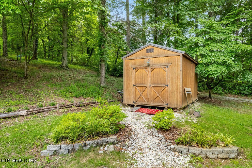 1829 Dutch Valley Rd