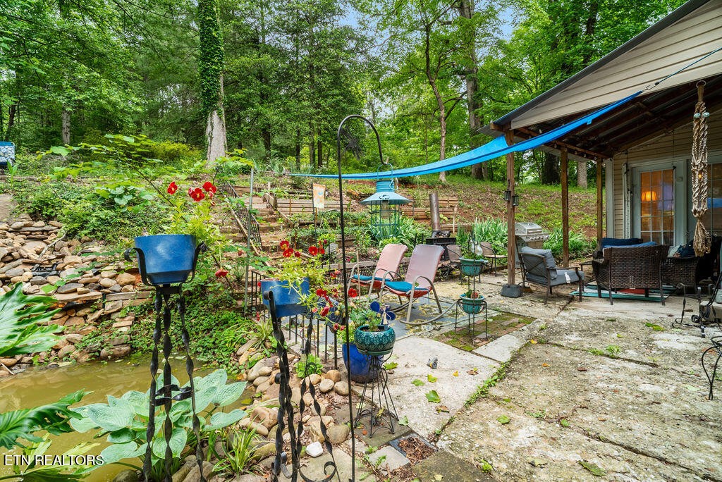 1829 Dutch Valley Rd