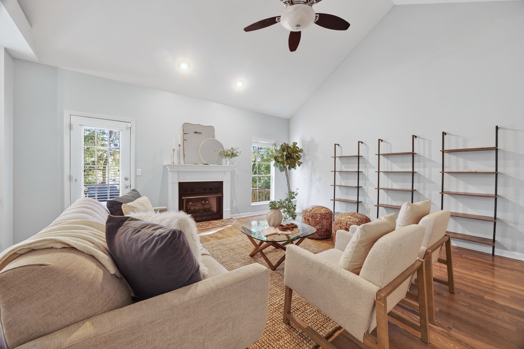725 E Woodlands Trl