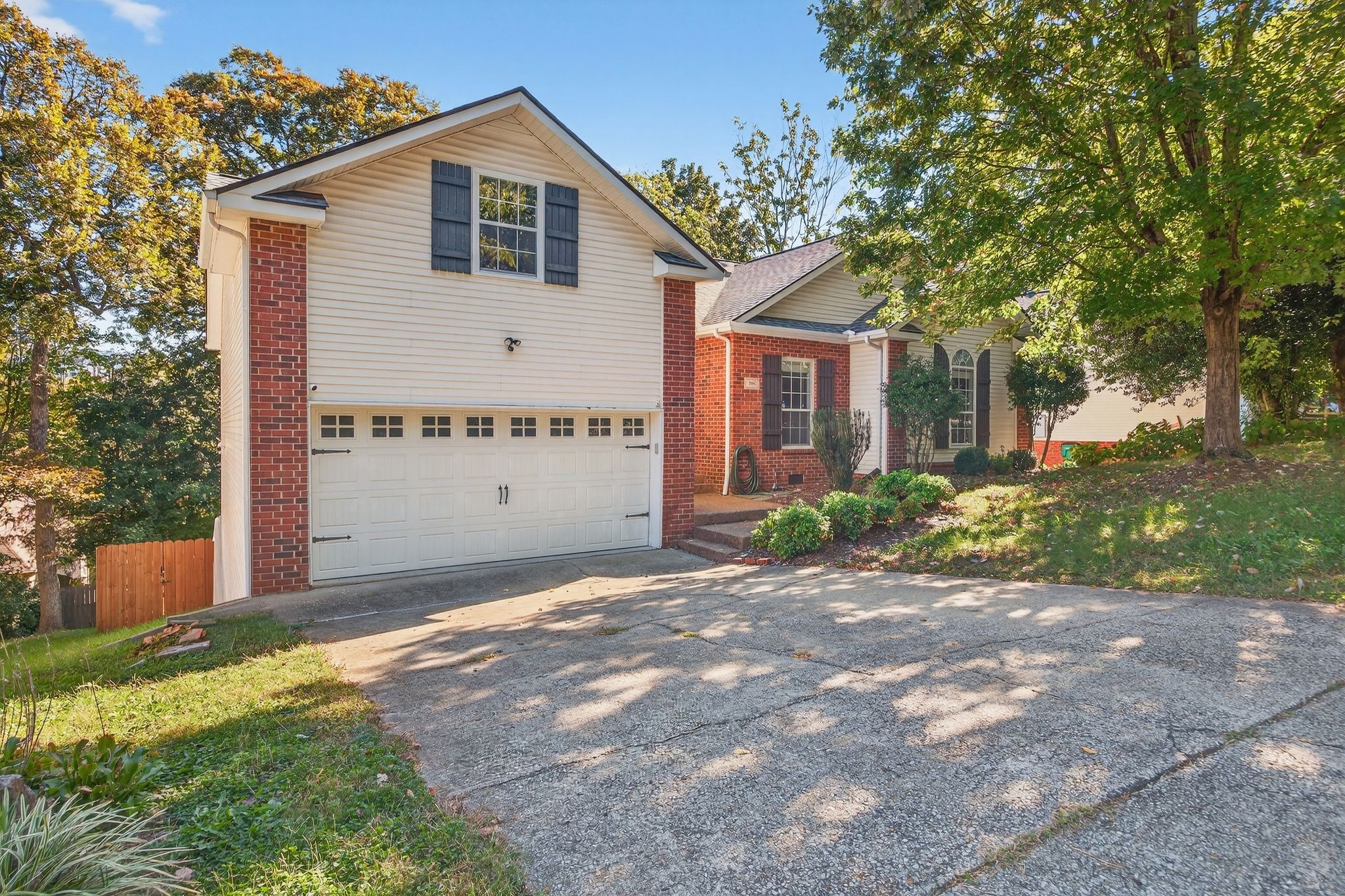 725 E Woodlands Trl