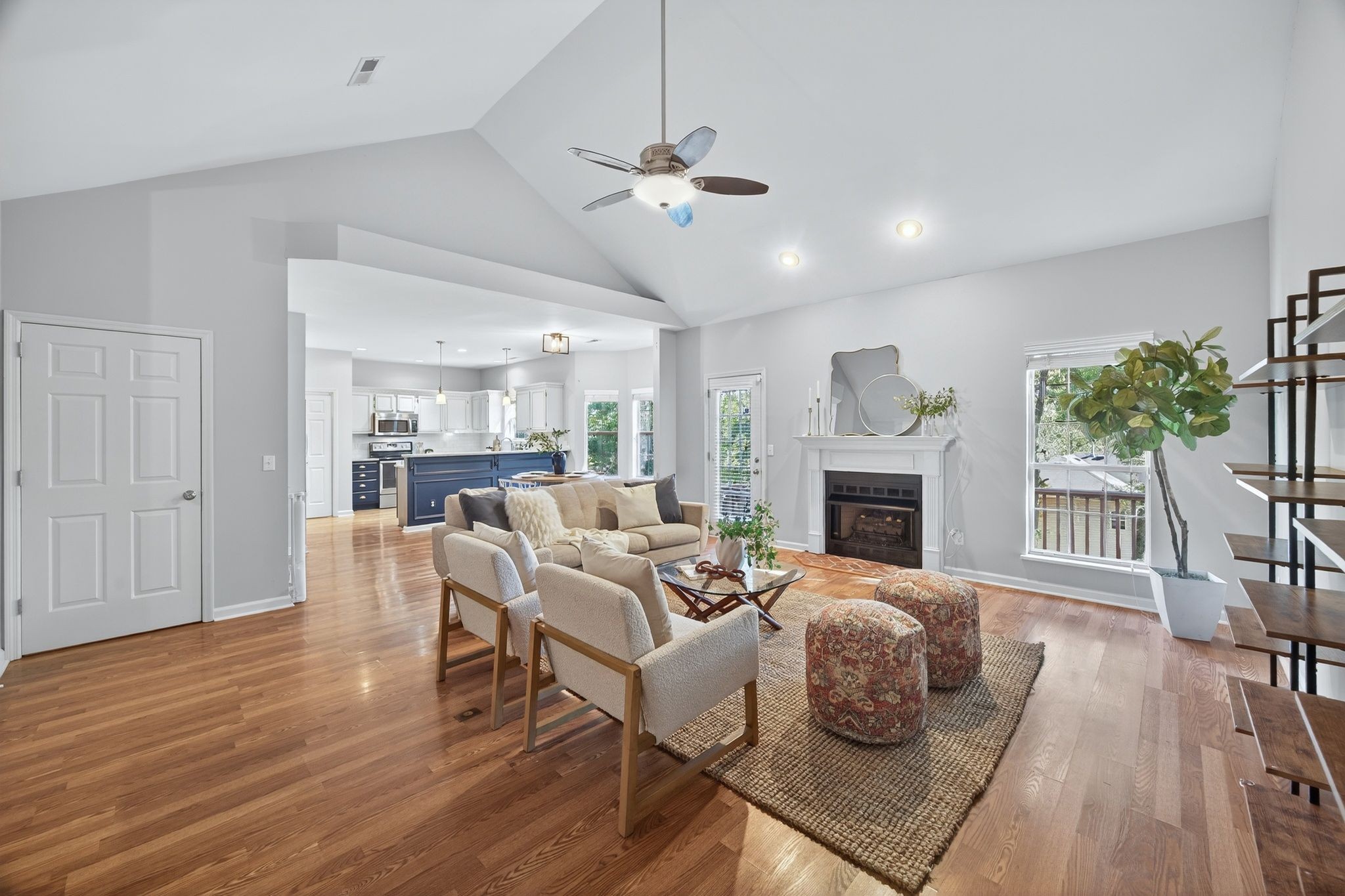 725 E Woodlands Trl