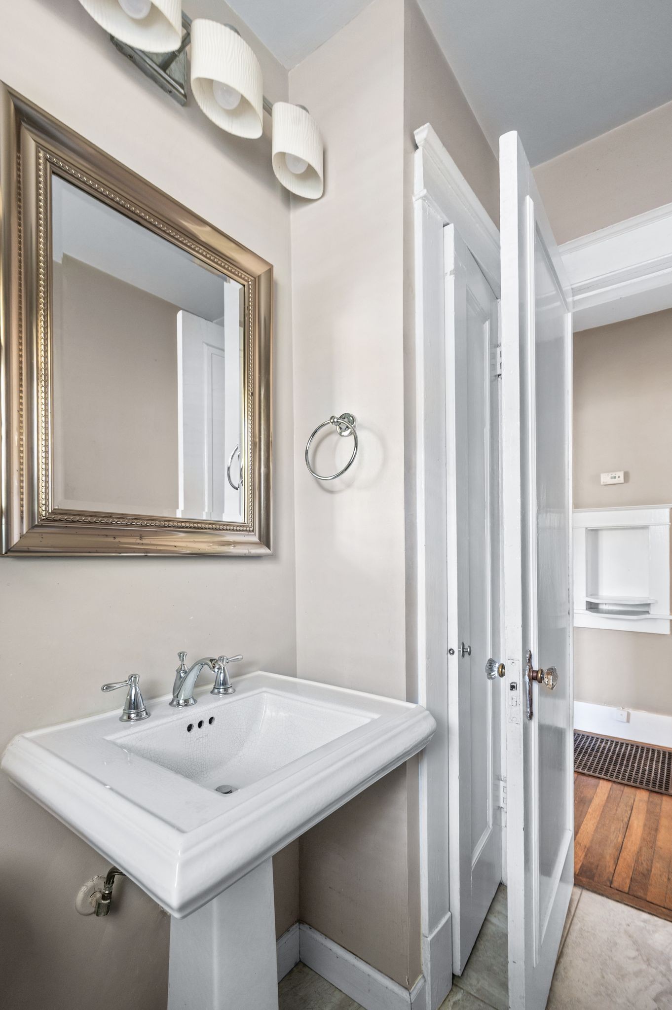 Nashville, Tennessee 37212, United States, 3 Bedrooms Bedrooms, ,2 BathroomsBathrooms,Residential,Active,201485