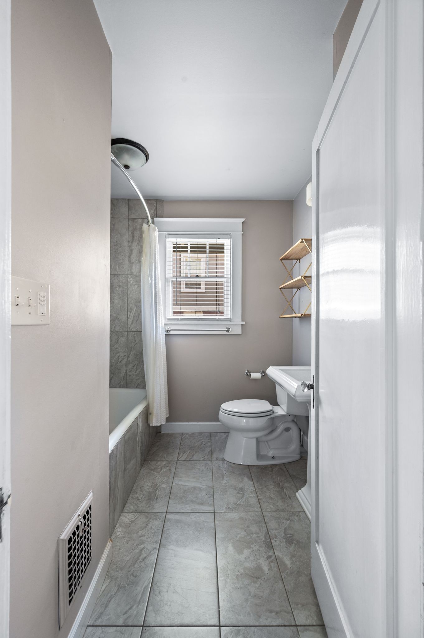 Nashville, Tennessee 37212, United States, 3 Bedrooms Bedrooms, ,2 BathroomsBathrooms,Residential,Active,201485