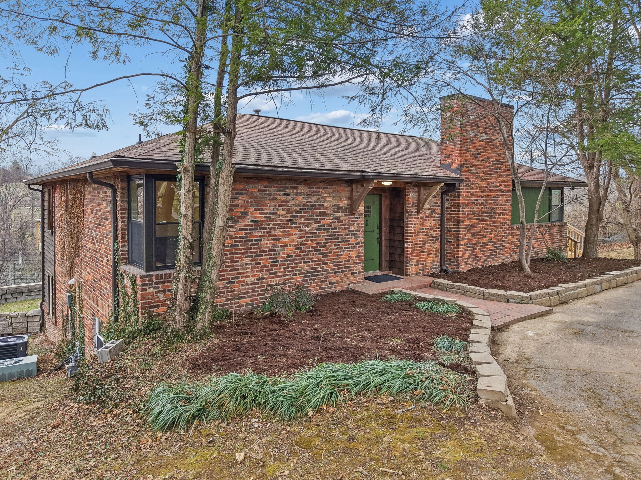 2224 Crestline Dr