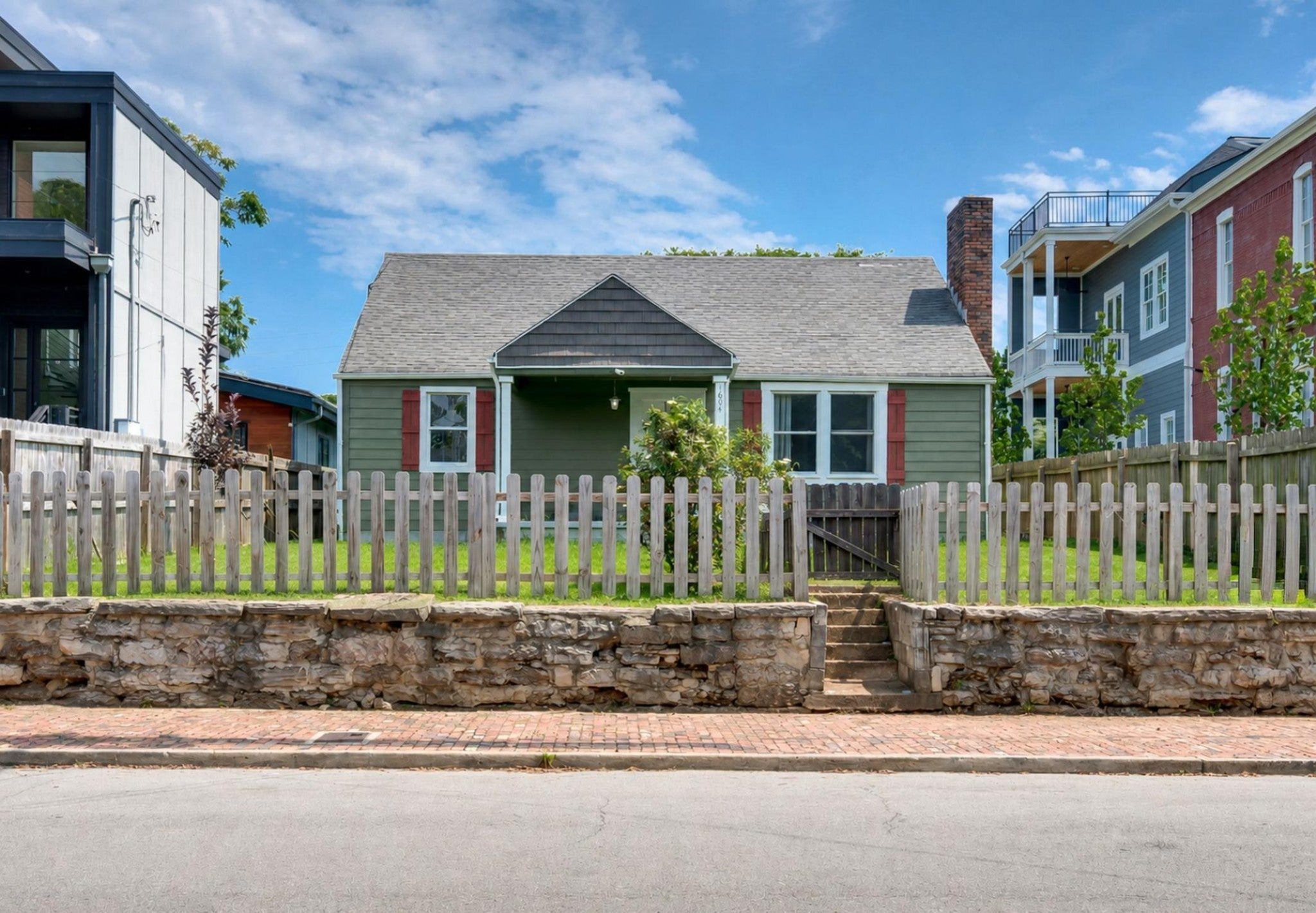 1604 10th Ave N
