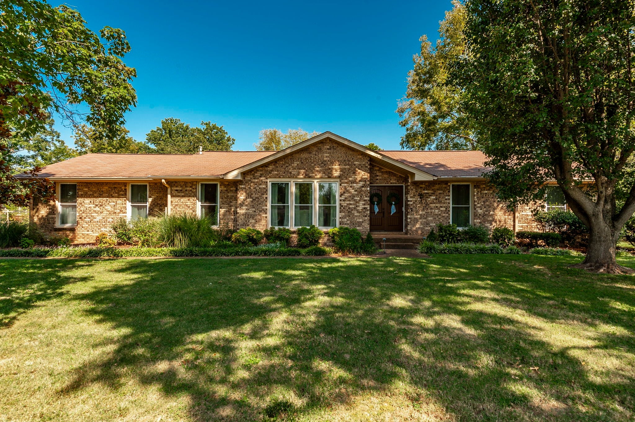 1097 Lakeshore Dr