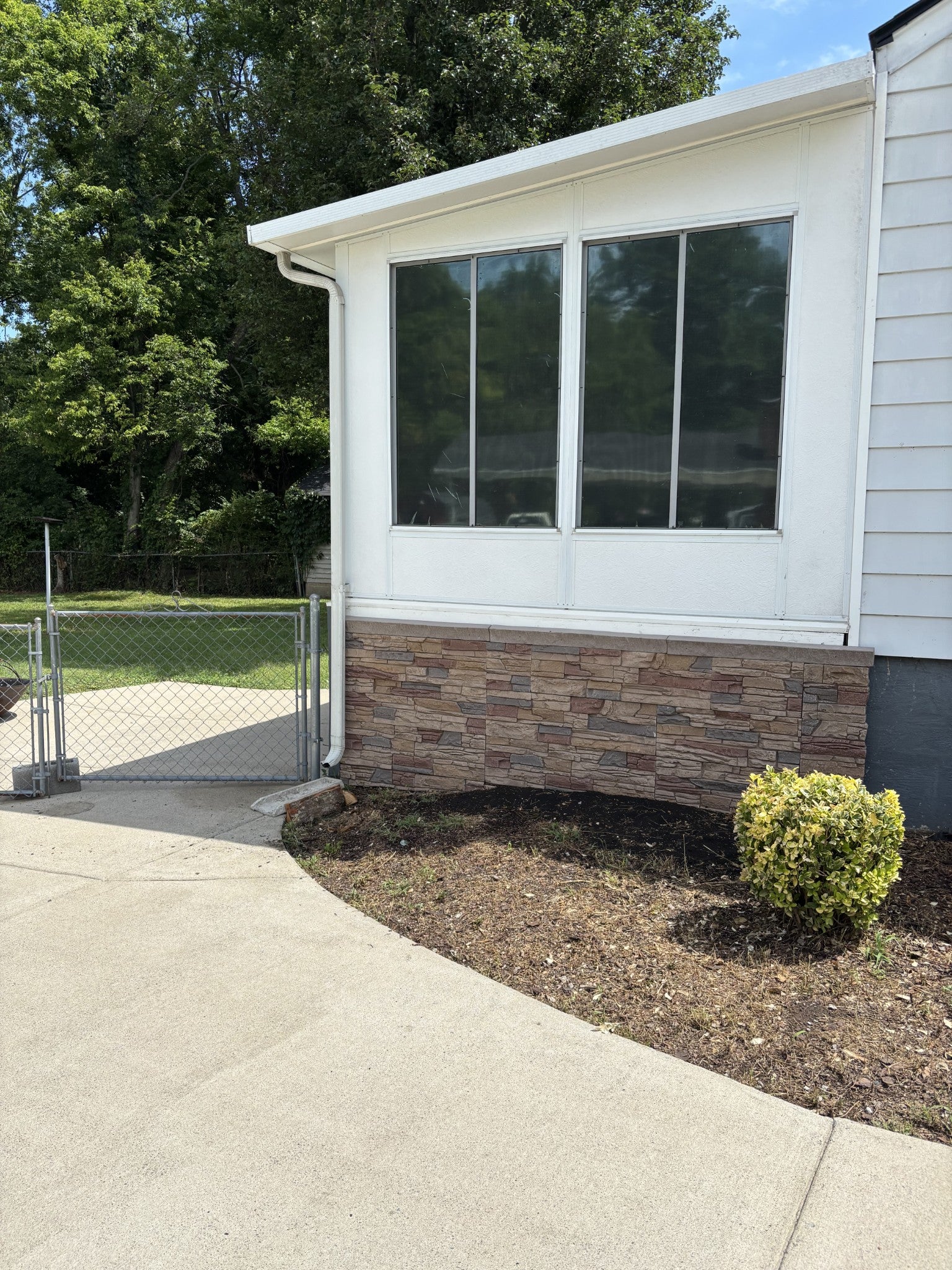 2825 Surrey Rd