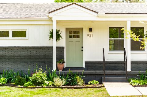 921 Lemont Ct Nashville TN 37216