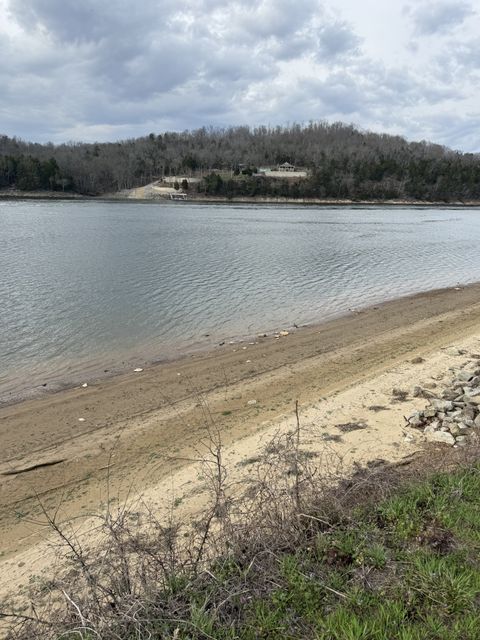 706 River Front Dr S Clifton TN 38425