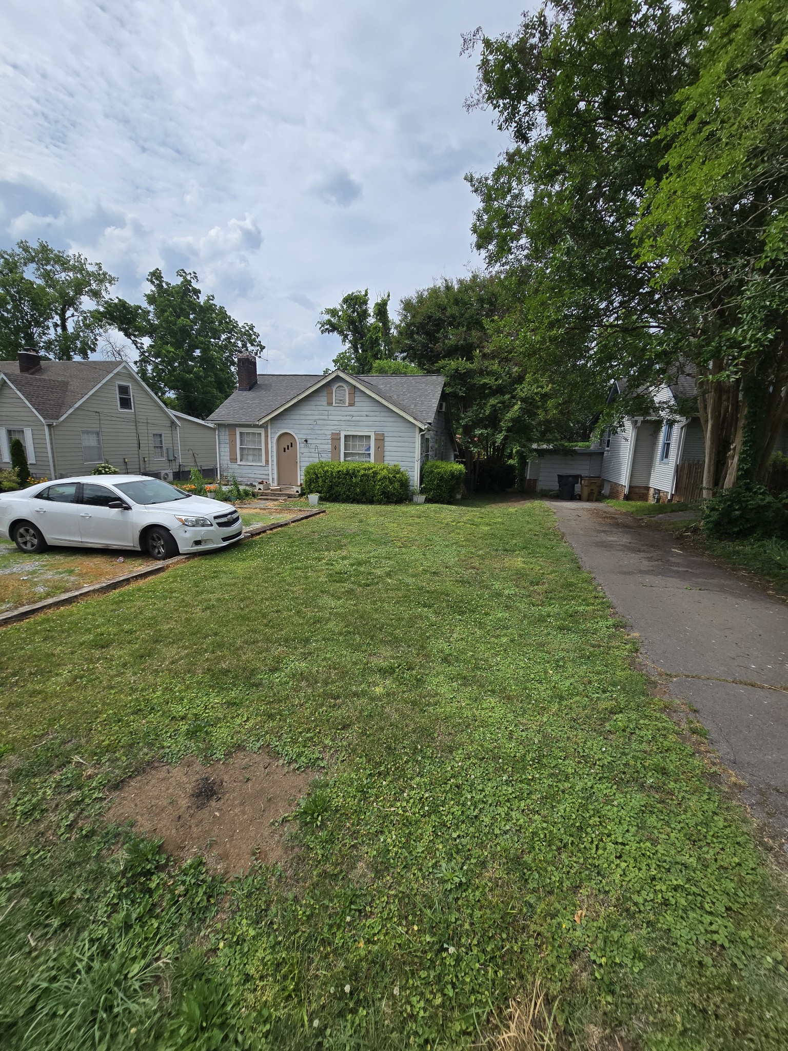 906 Carolyn Ave