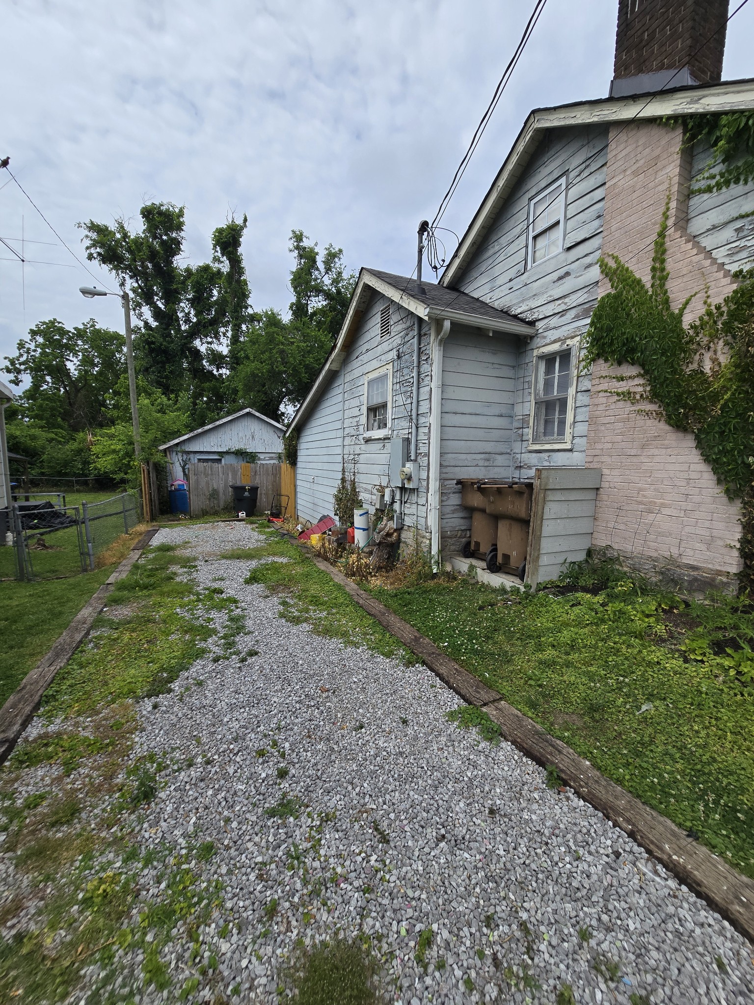 906 Carolyn Ave