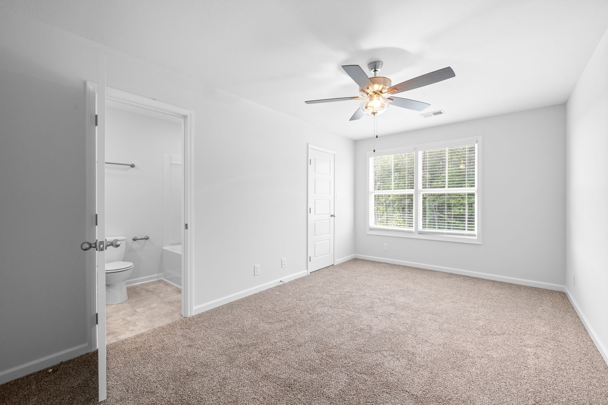 Clarksville, Tennessee 37043, United States, 2 Bedrooms Bedrooms, ,3 BathroomsBathrooms,Residential,Active,143629