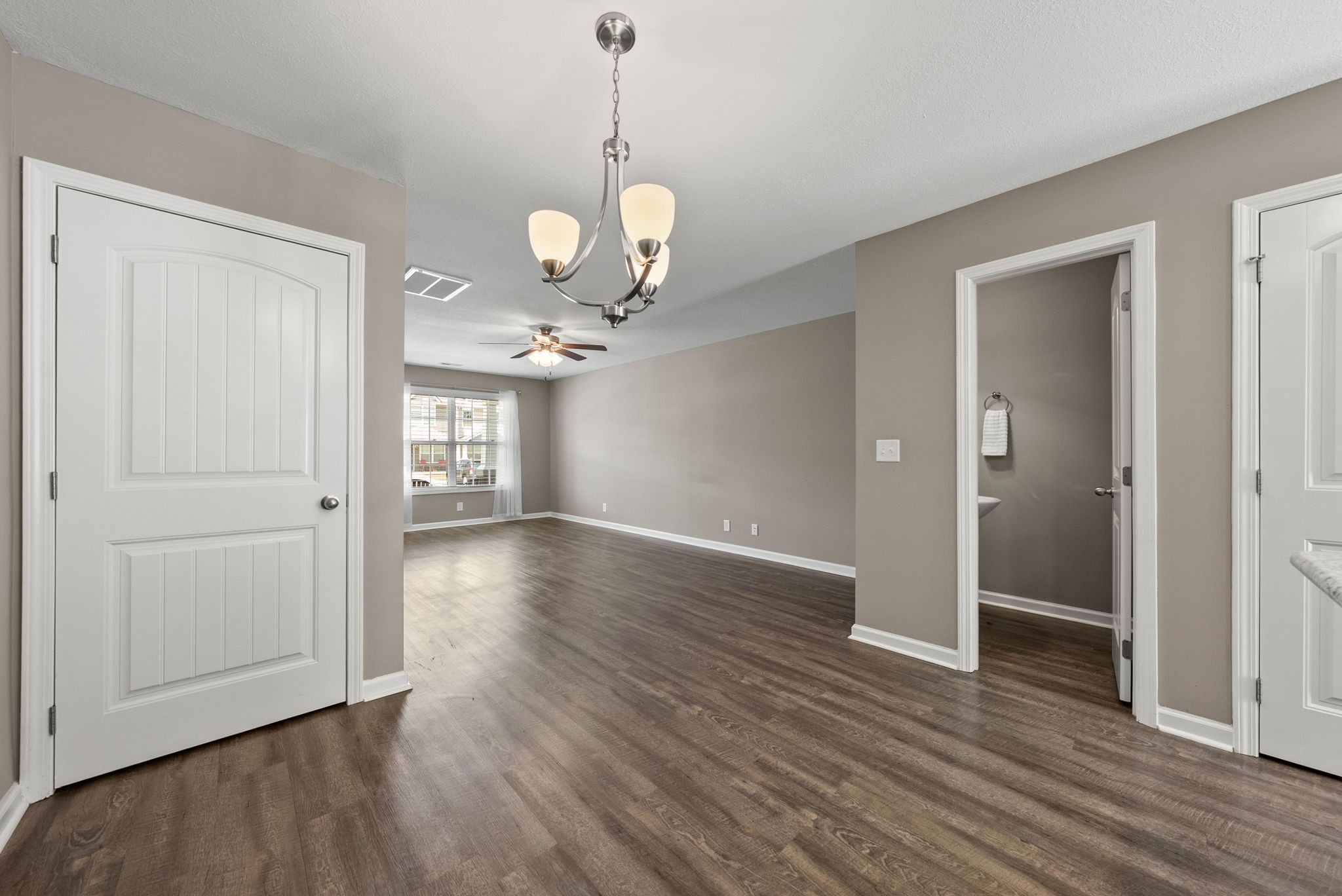 Clarksville, Tennessee 37040, United States, 2 Bedrooms Bedrooms, ,3 BathroomsBathrooms,Residential,Active,174437