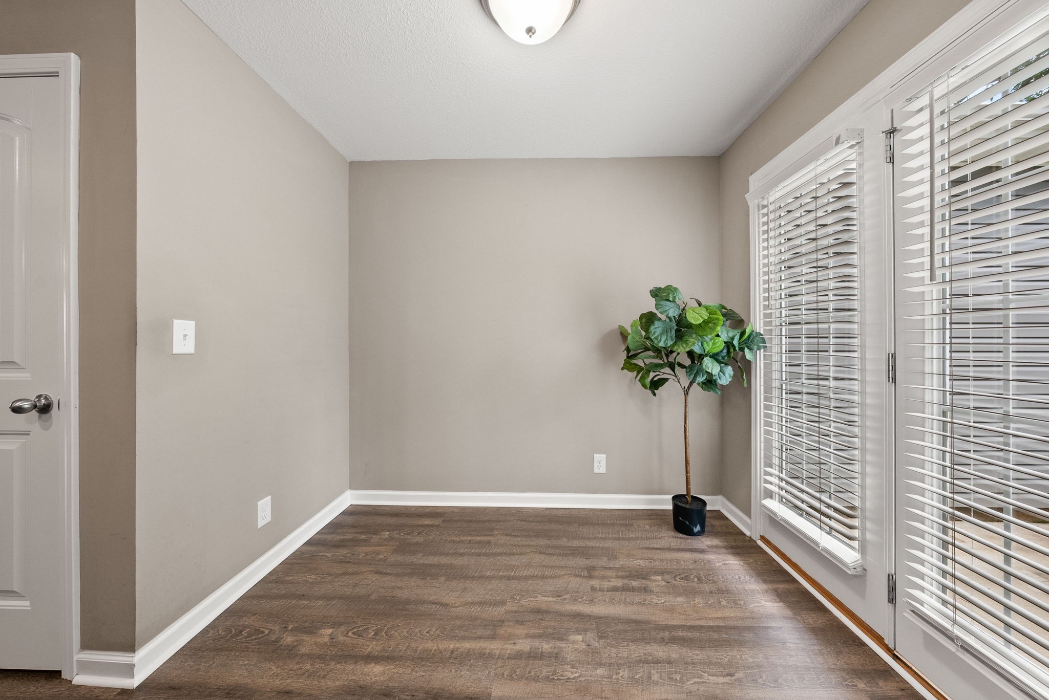 Clarksville, Tennessee 37040, United States, 2 Bedrooms Bedrooms, ,3 BathroomsBathrooms,Residential,Active,174437