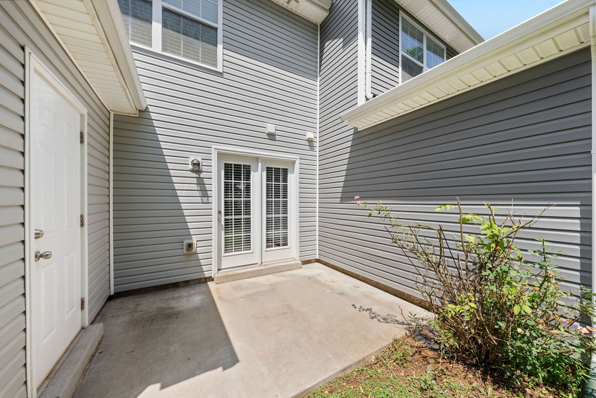 Clarksville, Tennessee 37040, United States, 2 Bedrooms Bedrooms, ,3 BathroomsBathrooms,Residential,Active,174437