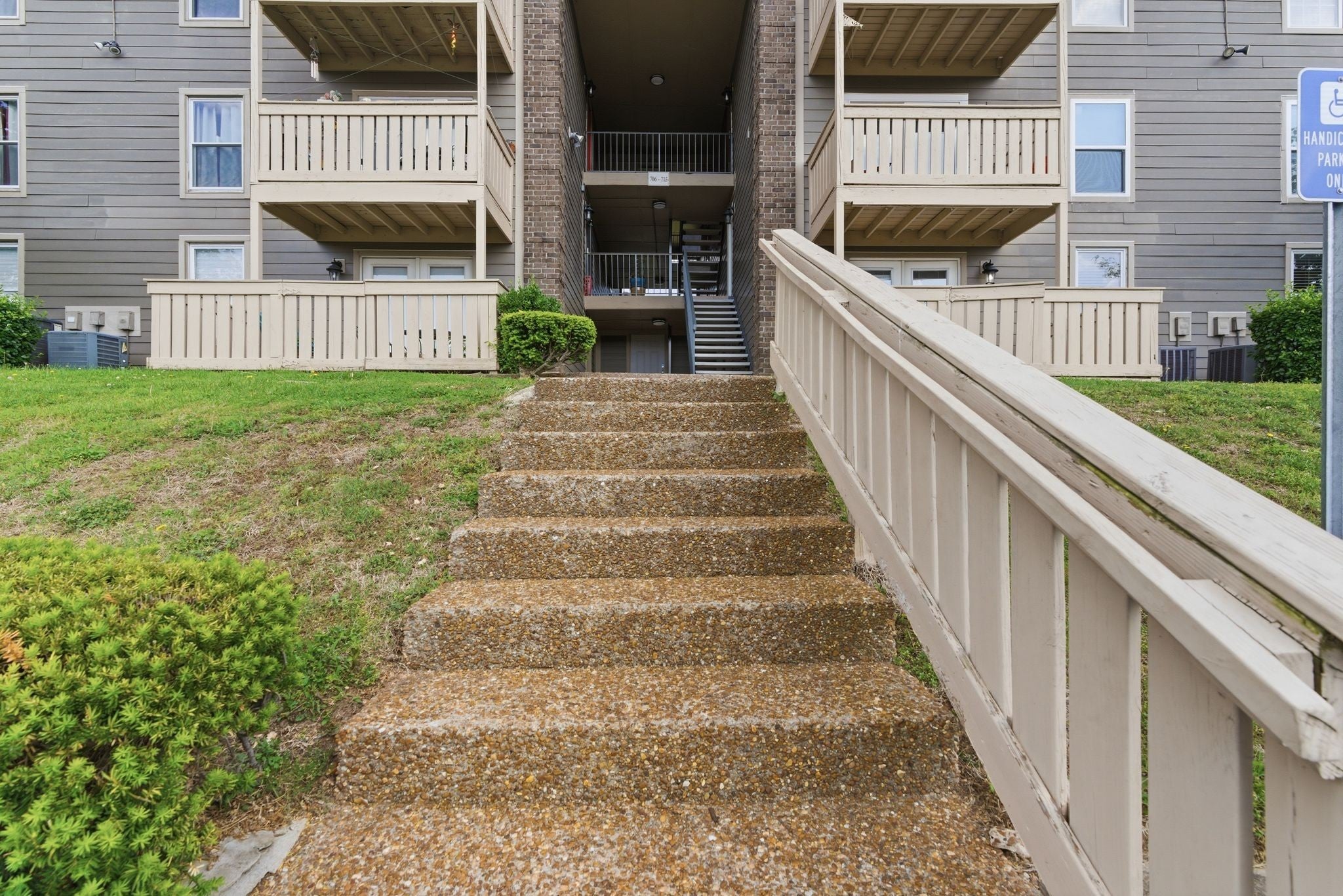 707 Ashlawn Pl