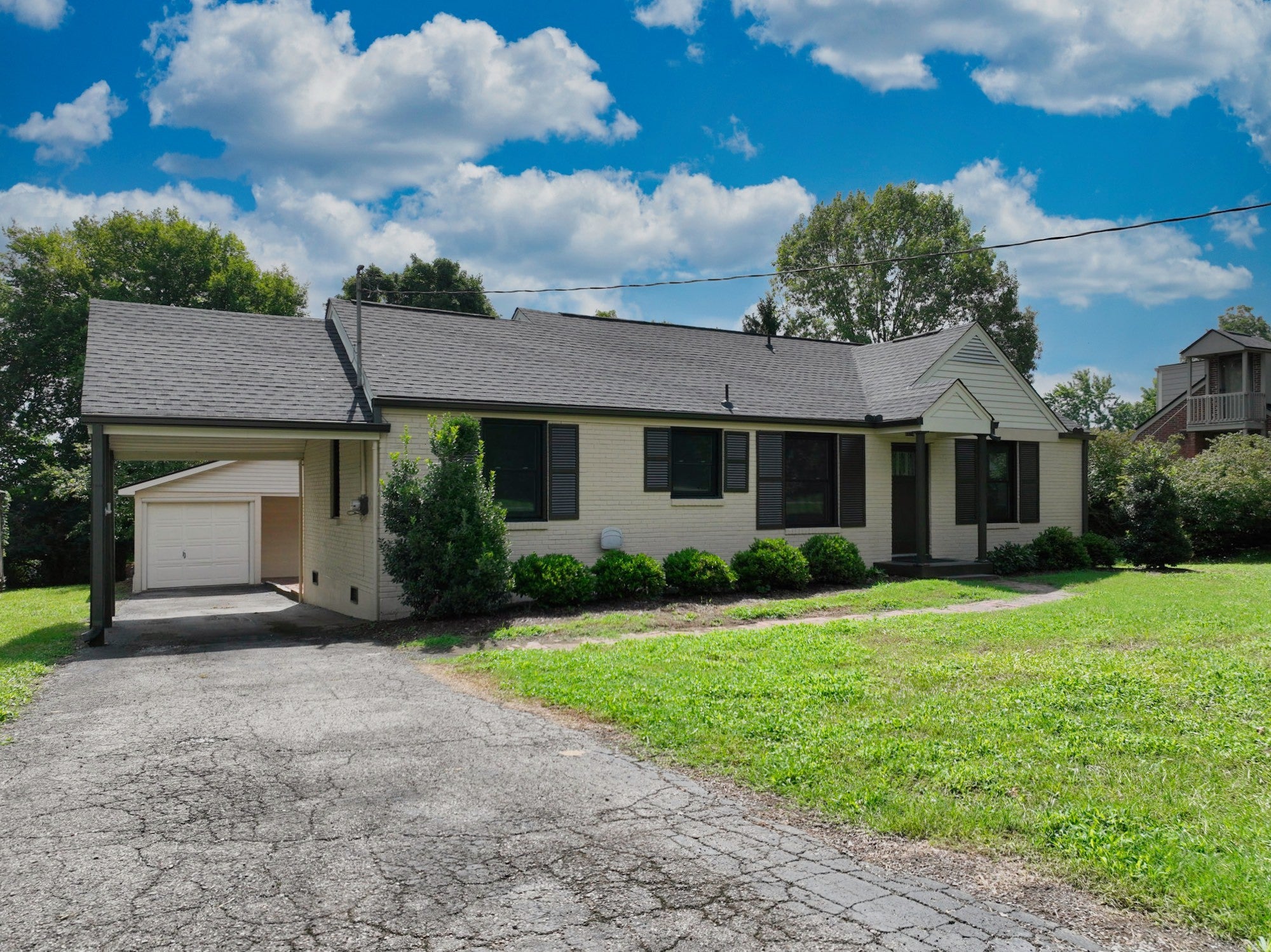 2-bed listing at 2213 Ridgecrest Dr, Nashville