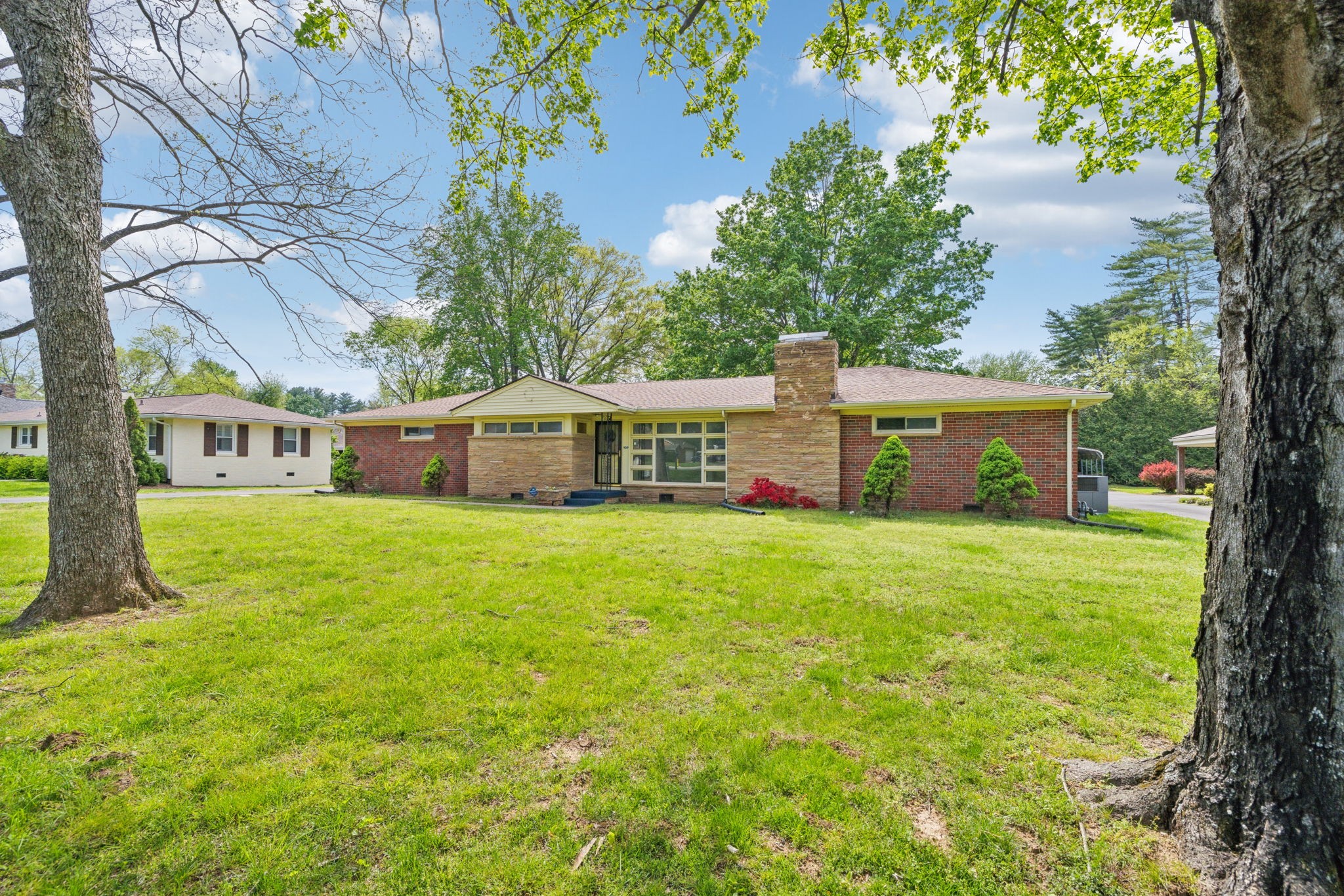 909 Hillsboro Rd