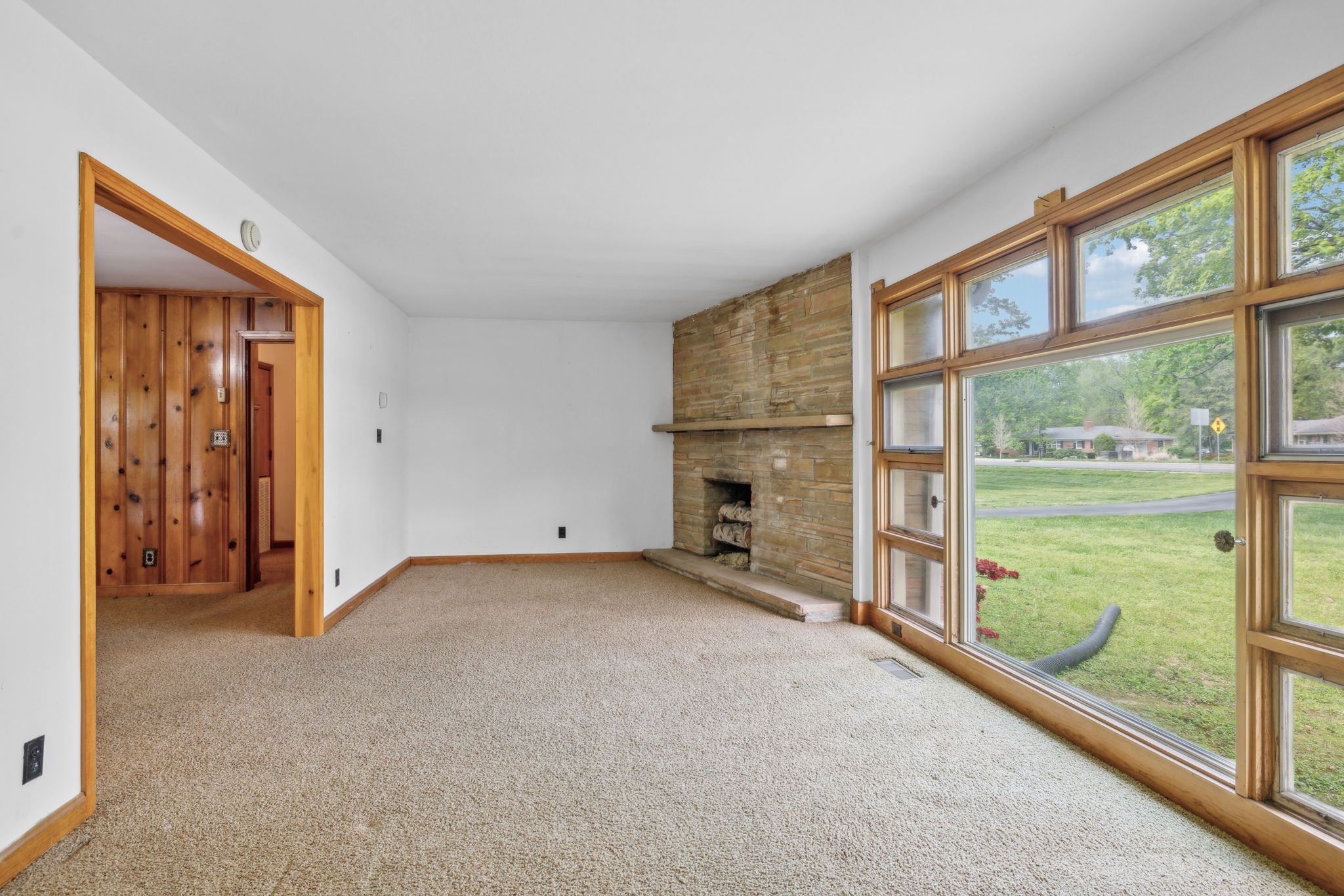909 Hillsboro Rd