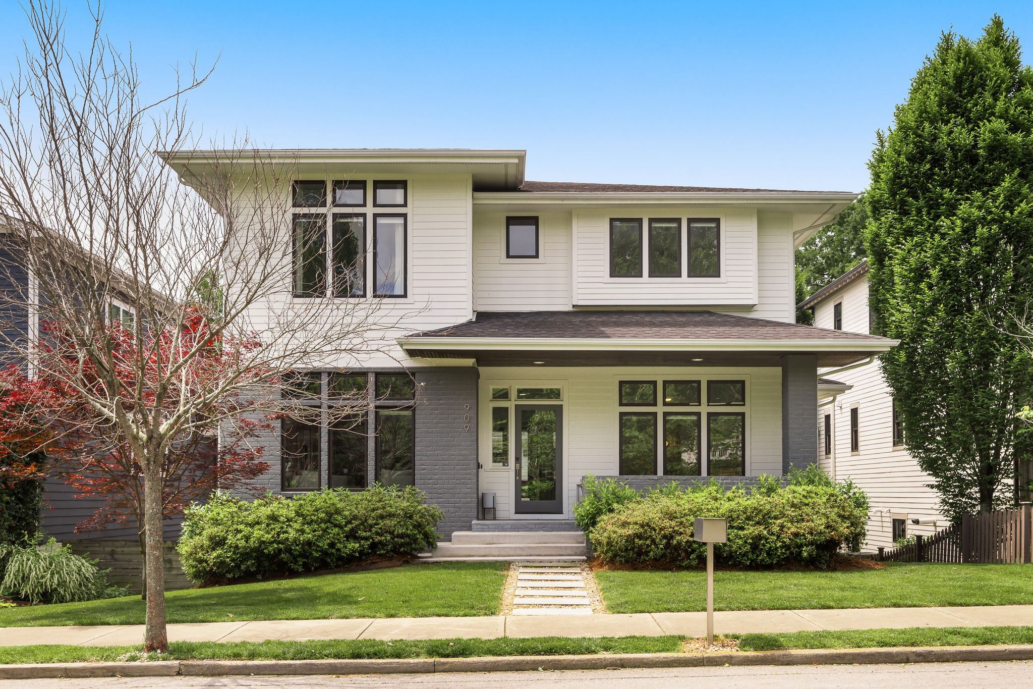 909 Montrose Ave