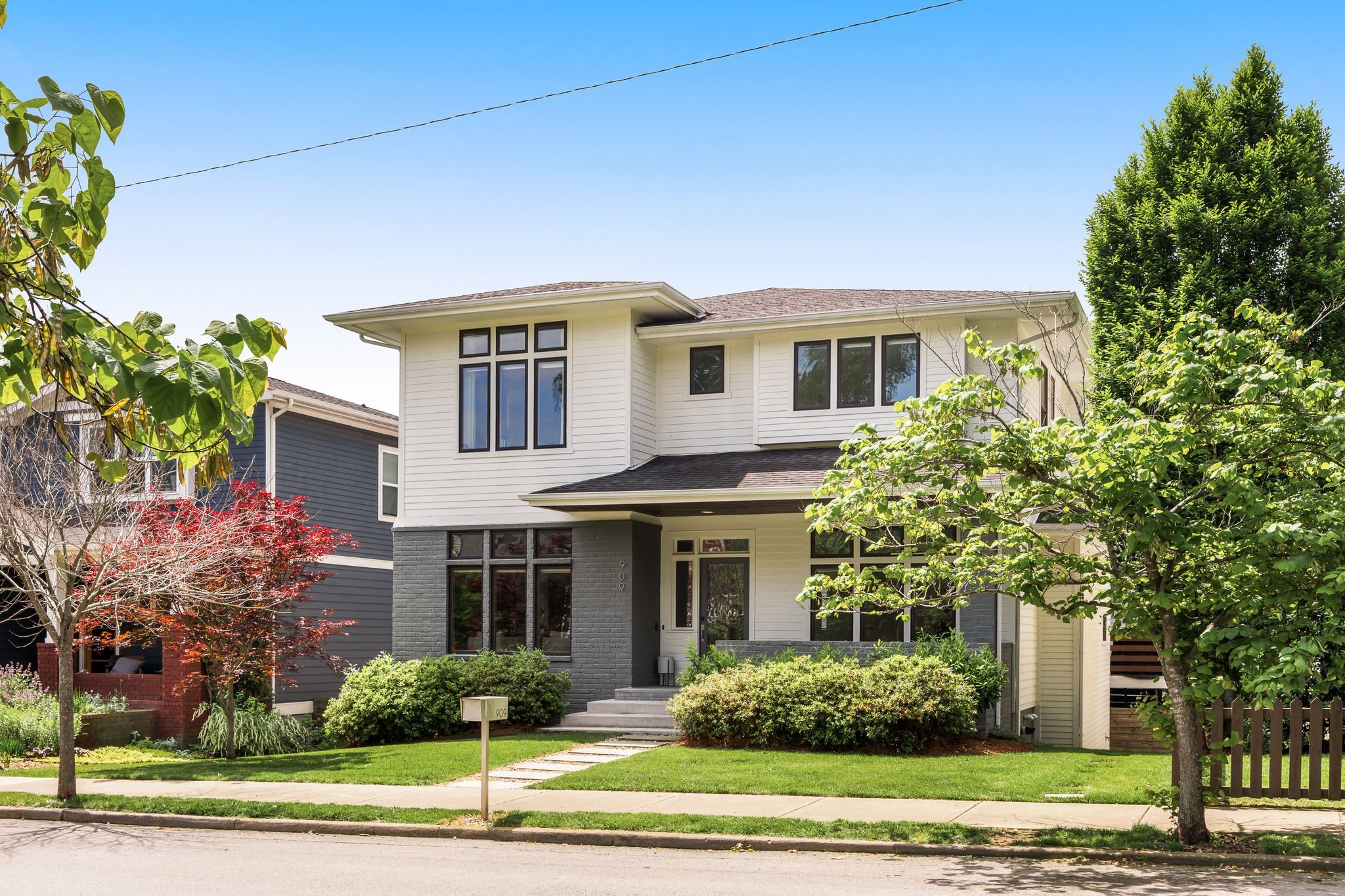 909 Montrose Ave