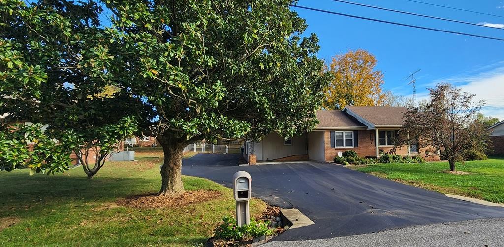 916 Elizabeth Dr