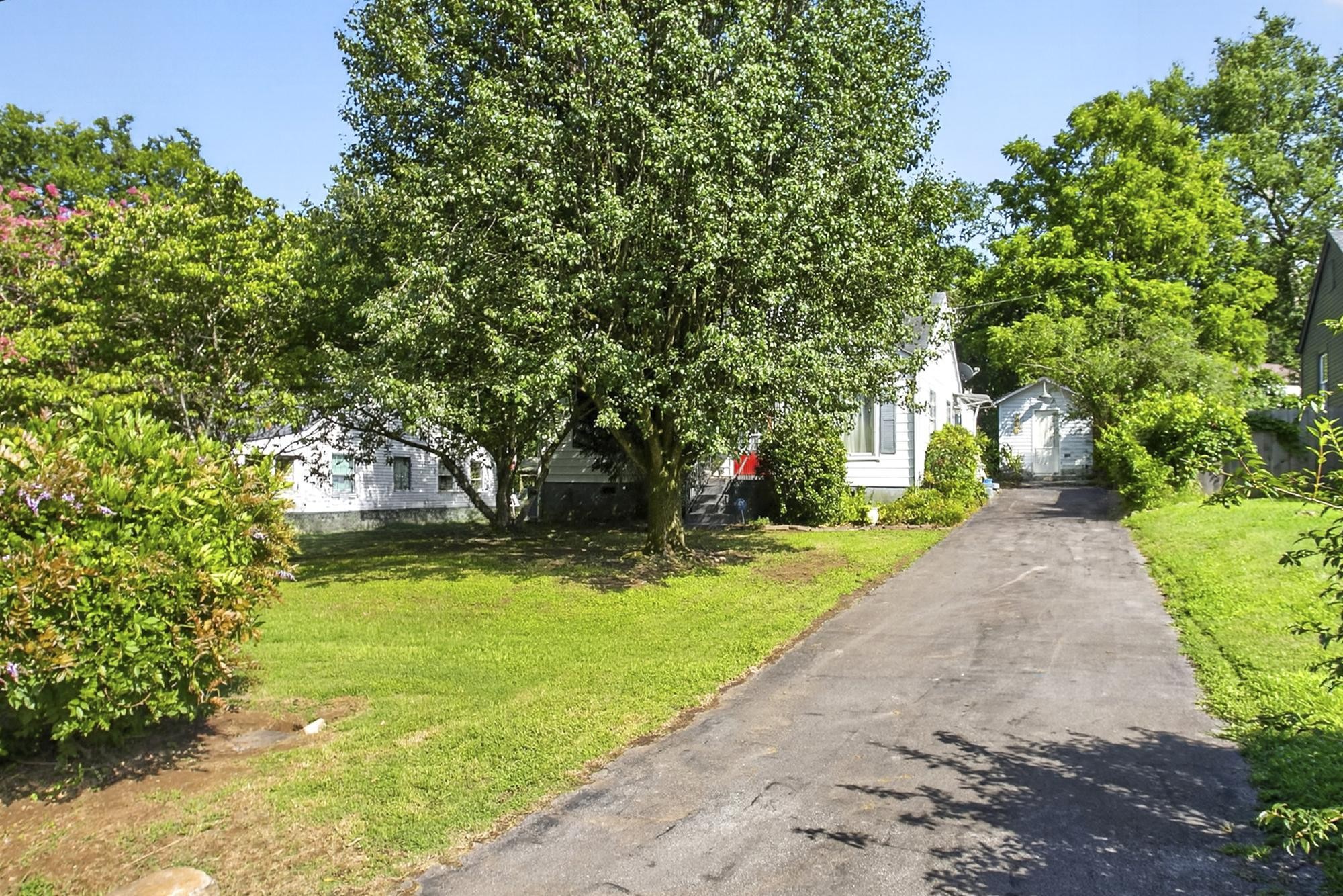 411 Lanier Dr - Photo 2