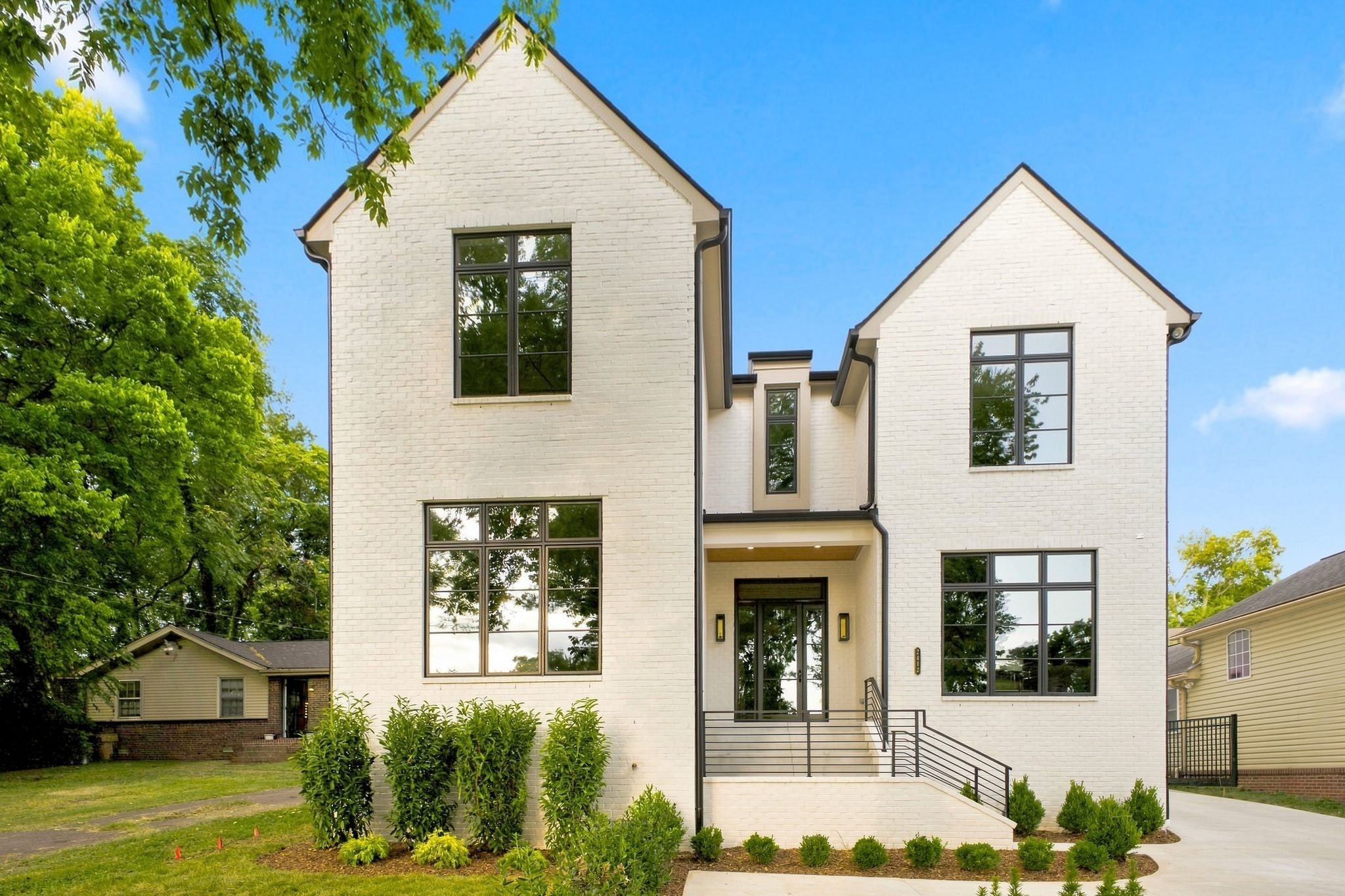 2412 Vaulx Ln