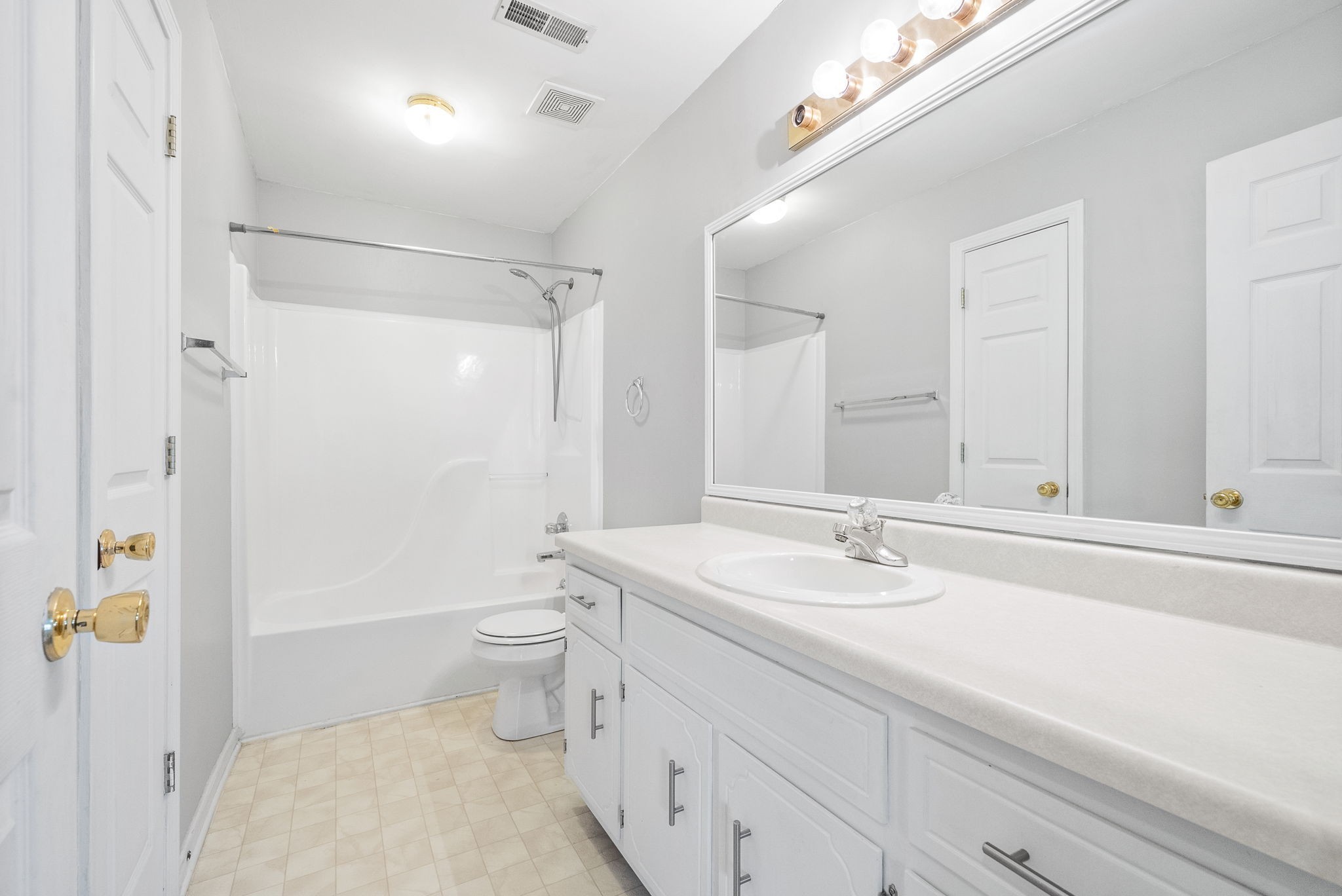 Clarksville, Tennessee 37042, United States, 3 Bedrooms Bedrooms, ,3 BathroomsBathrooms,Residential,Active,109085