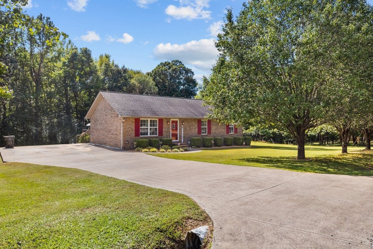 609 Shades Crest Dr