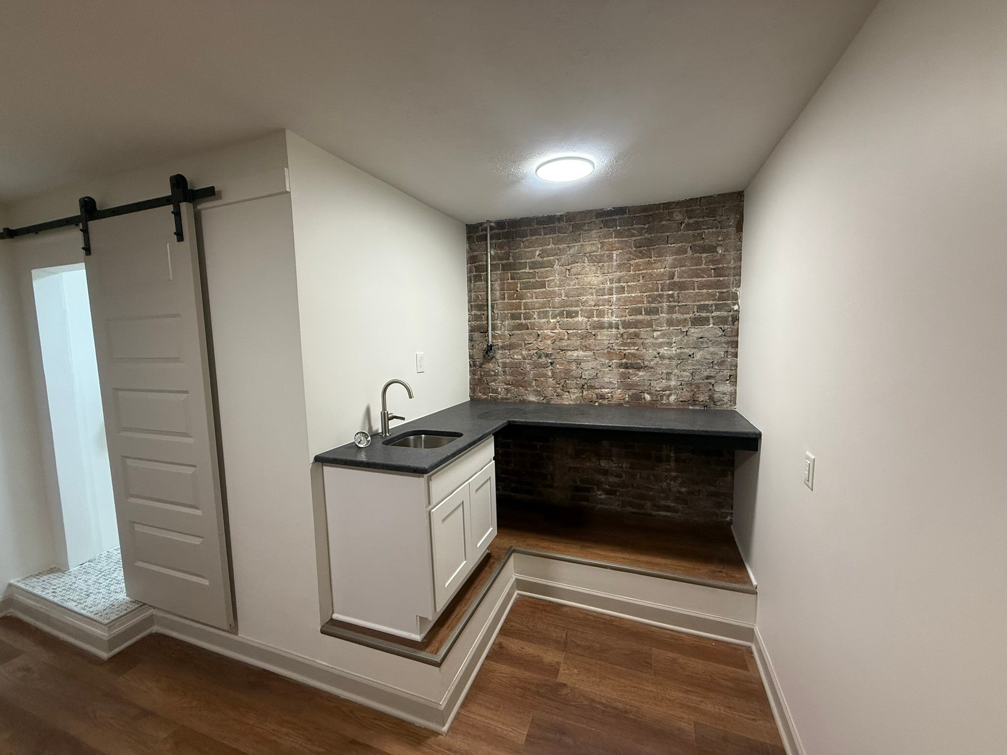 216 Main St W