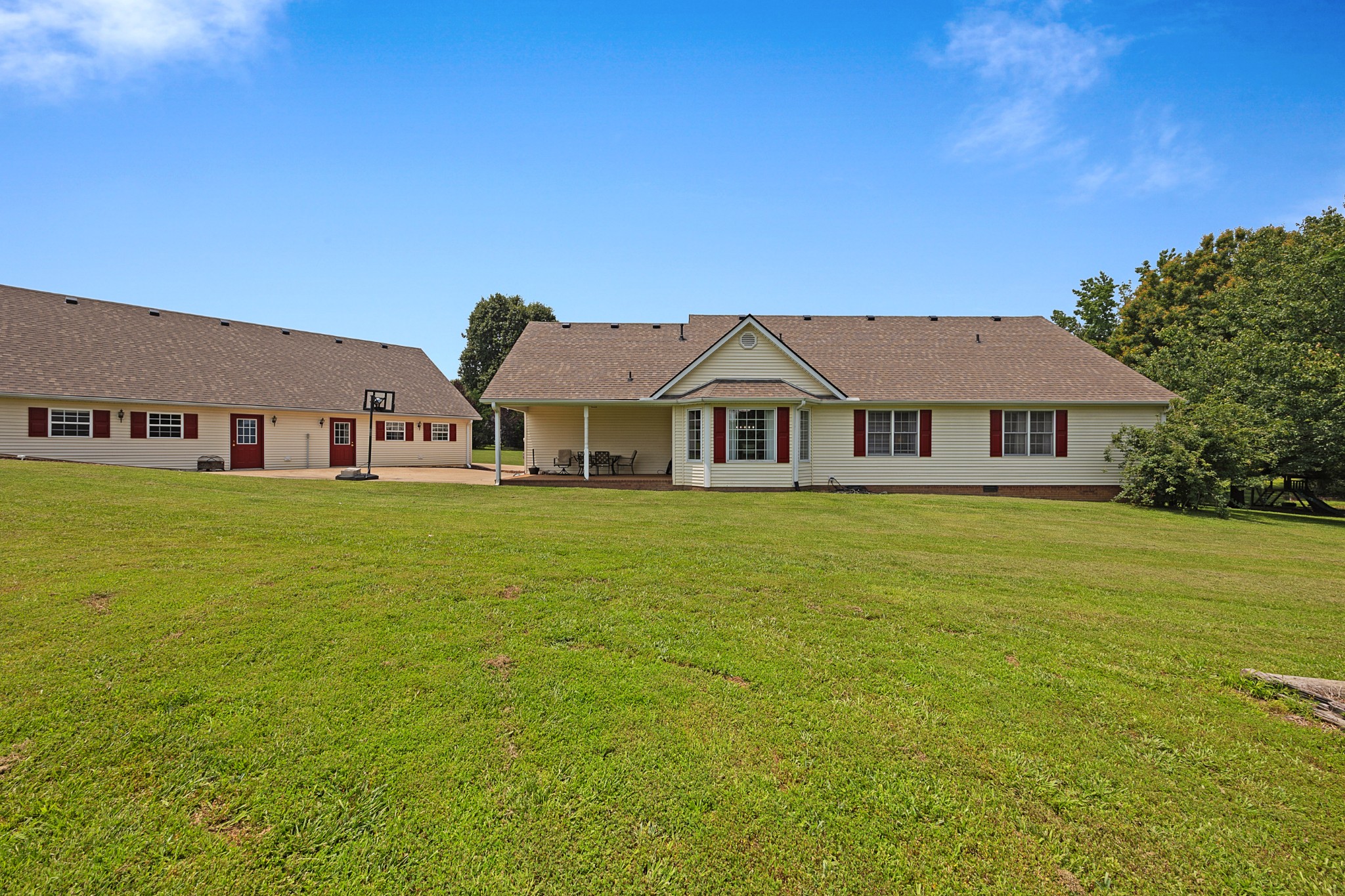 112 Stillwater Dr