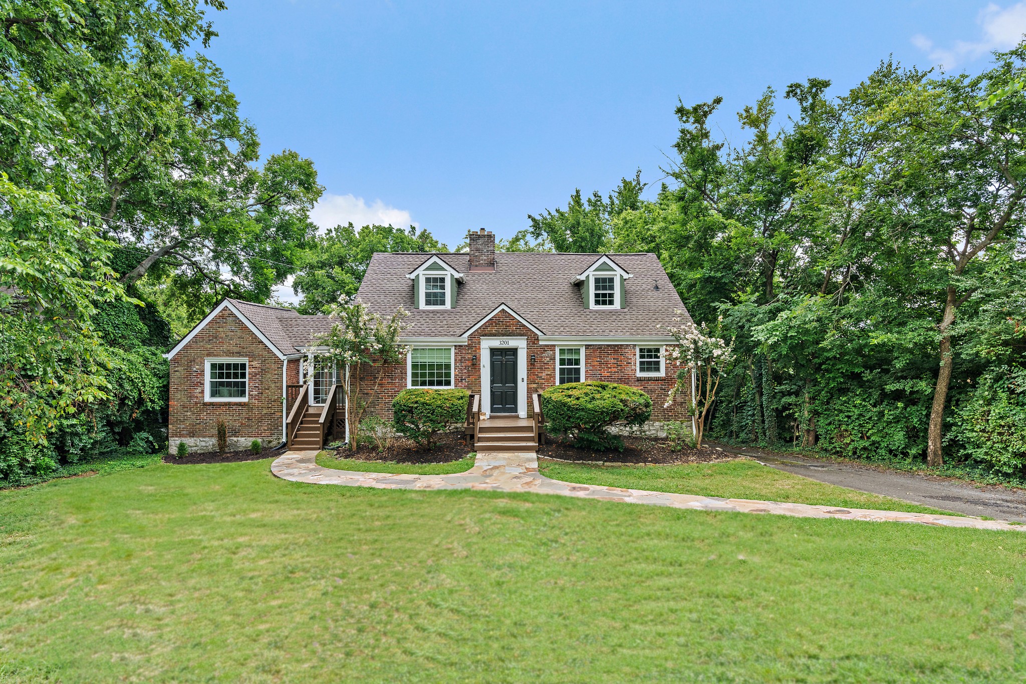 3201 Hillside Dr