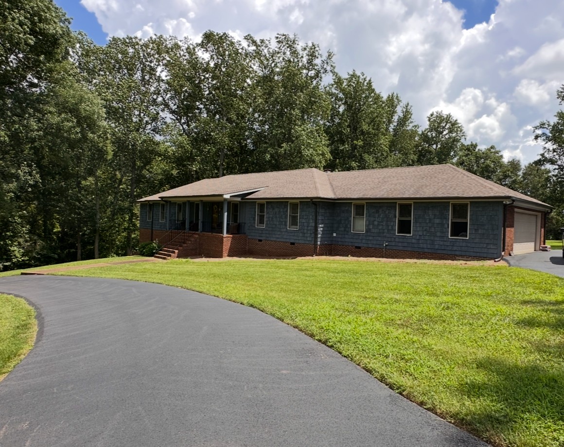 560 Lakeland Dr