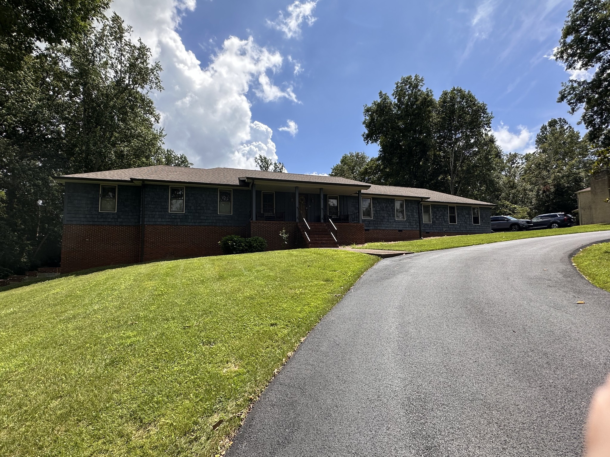 560 Lakeland Dr