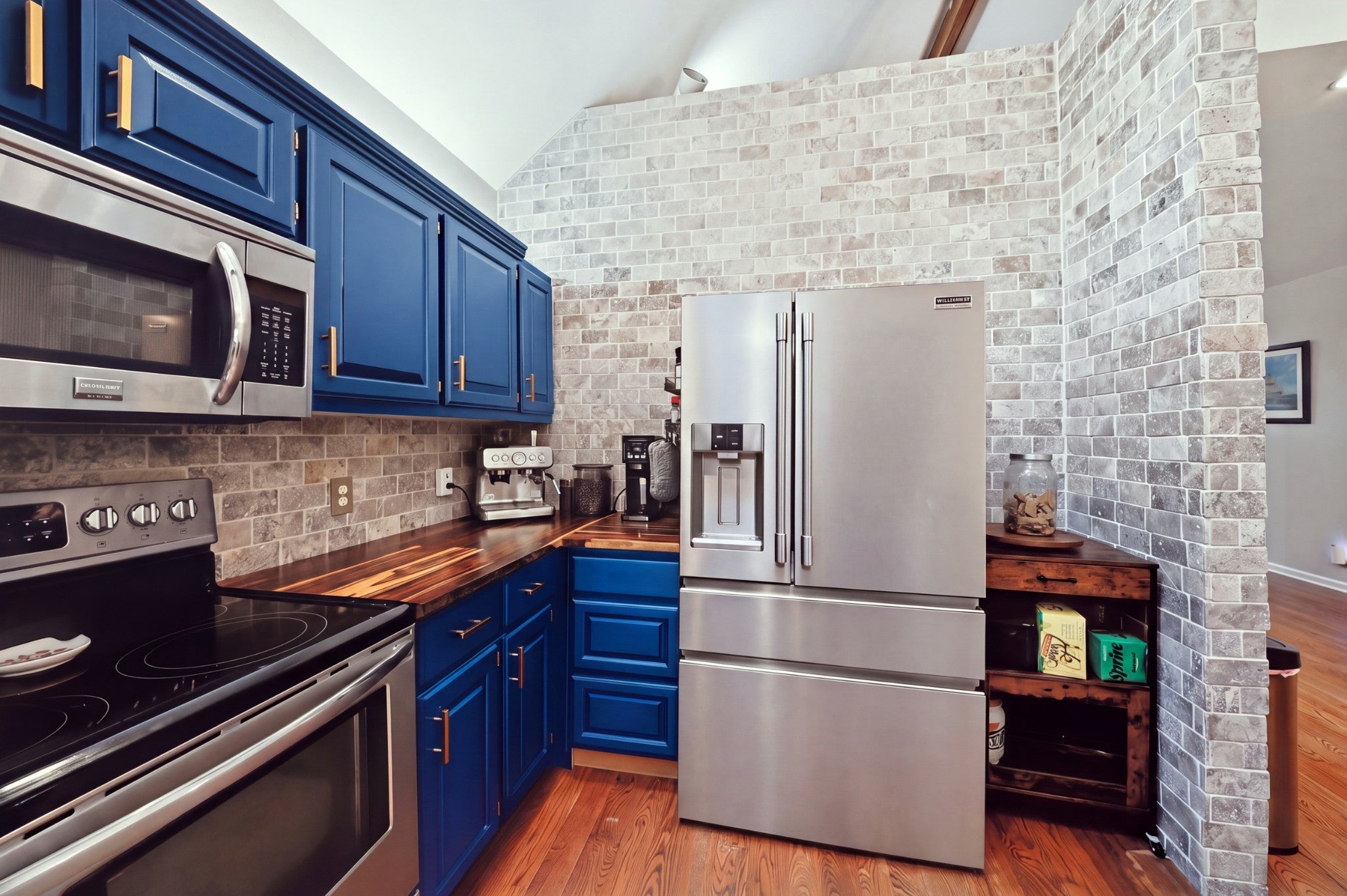 1003 Red Oak Dr