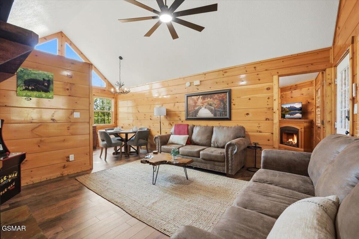 623 Country Oaks Drive