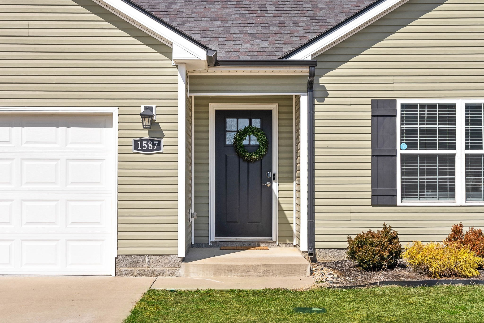 1587 Variance Dr