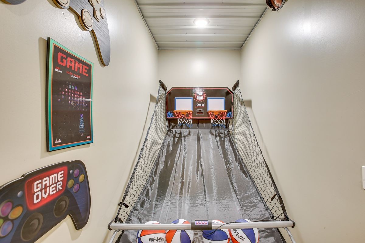 Cedar Hill, Tennessee 37032, United States, 5 Bedrooms Bedrooms, ,6 BathroomsBathrooms,Residential,Active,81316