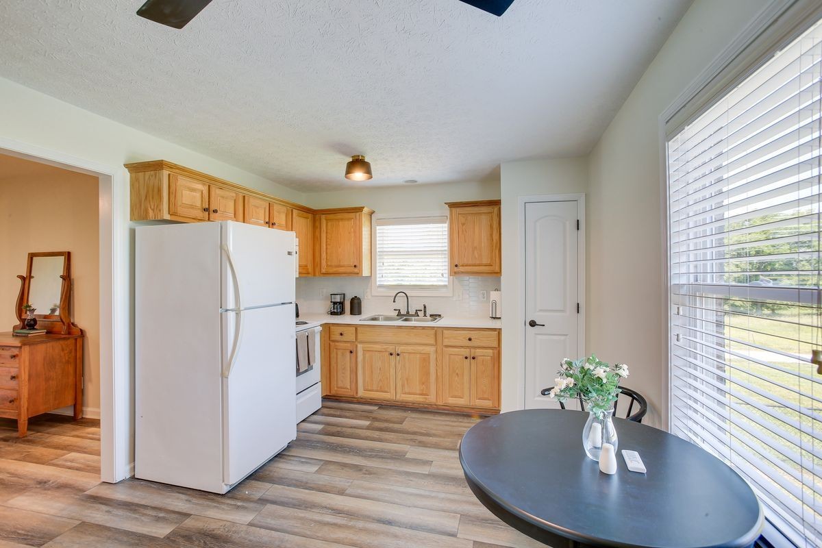 Cedar Hill, Tennessee 37032, United States, 5 Bedrooms Bedrooms, ,6 BathroomsBathrooms,Residential,Active,81316