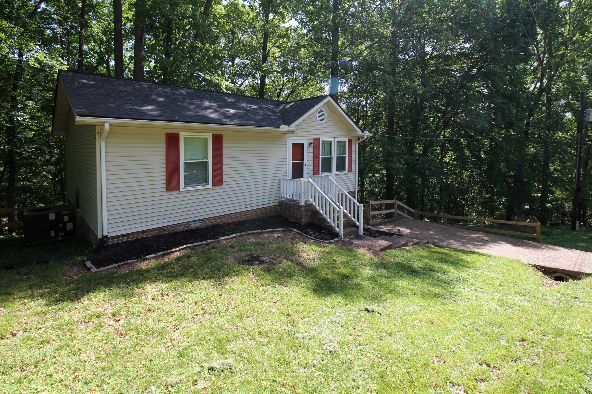 1049 Hollis Ln