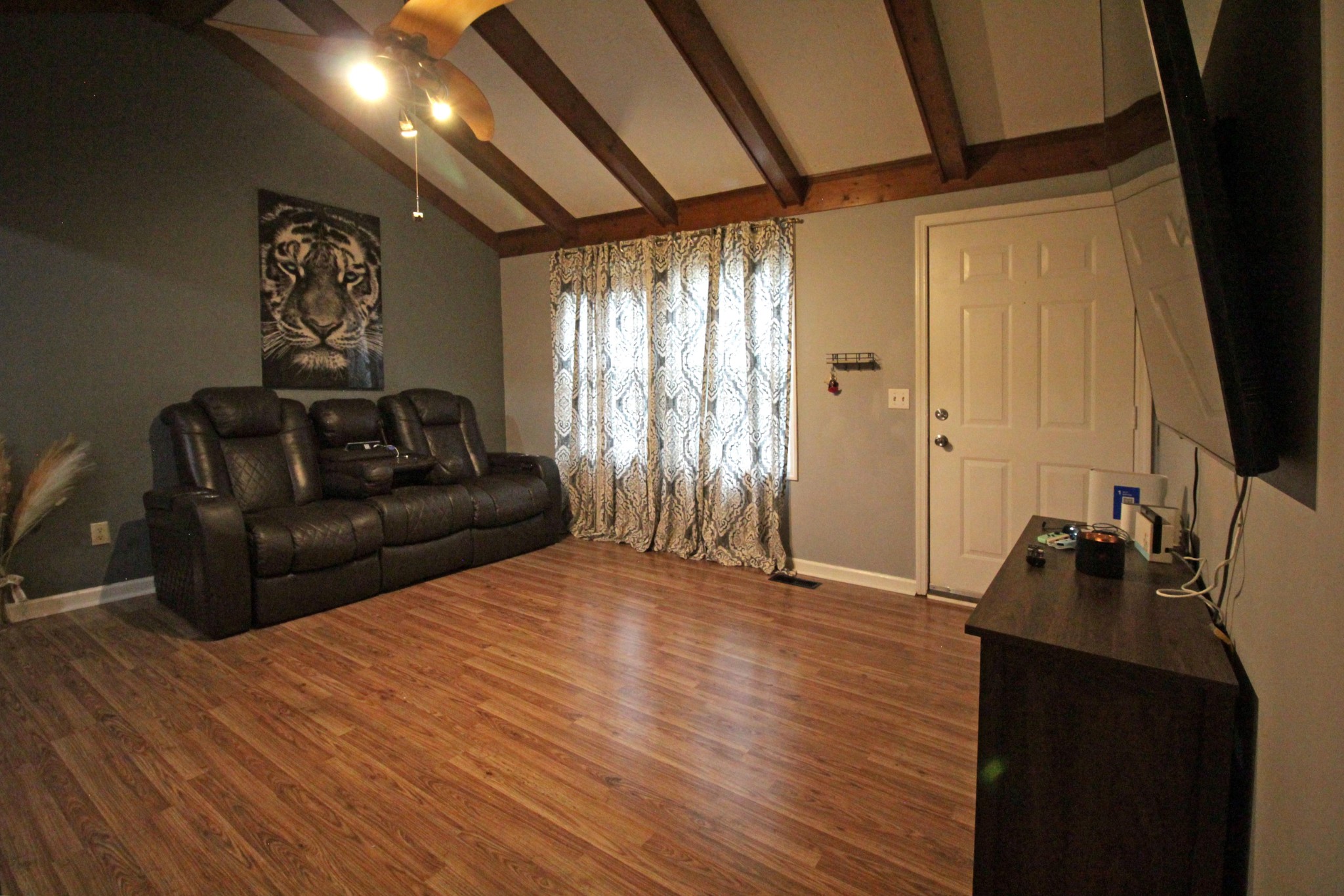 1049 Hollis Ln