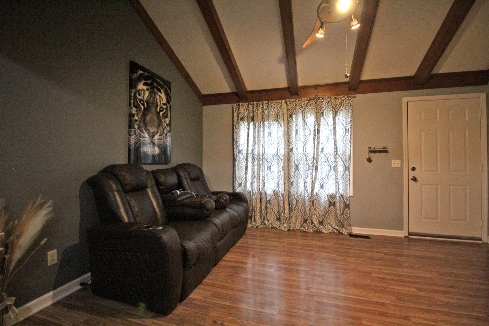 1049 Hollis Ln