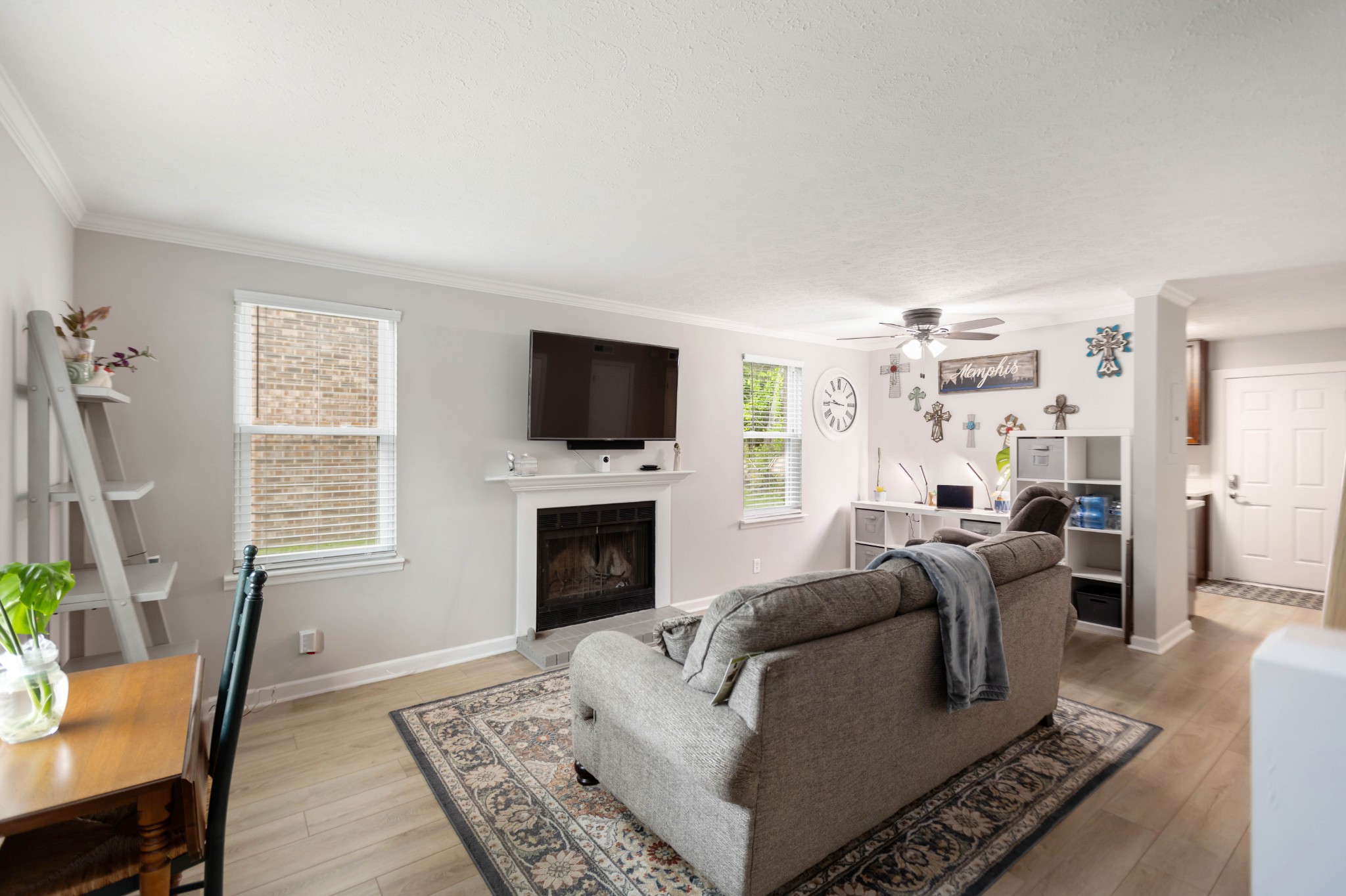 290 Donna Dr E