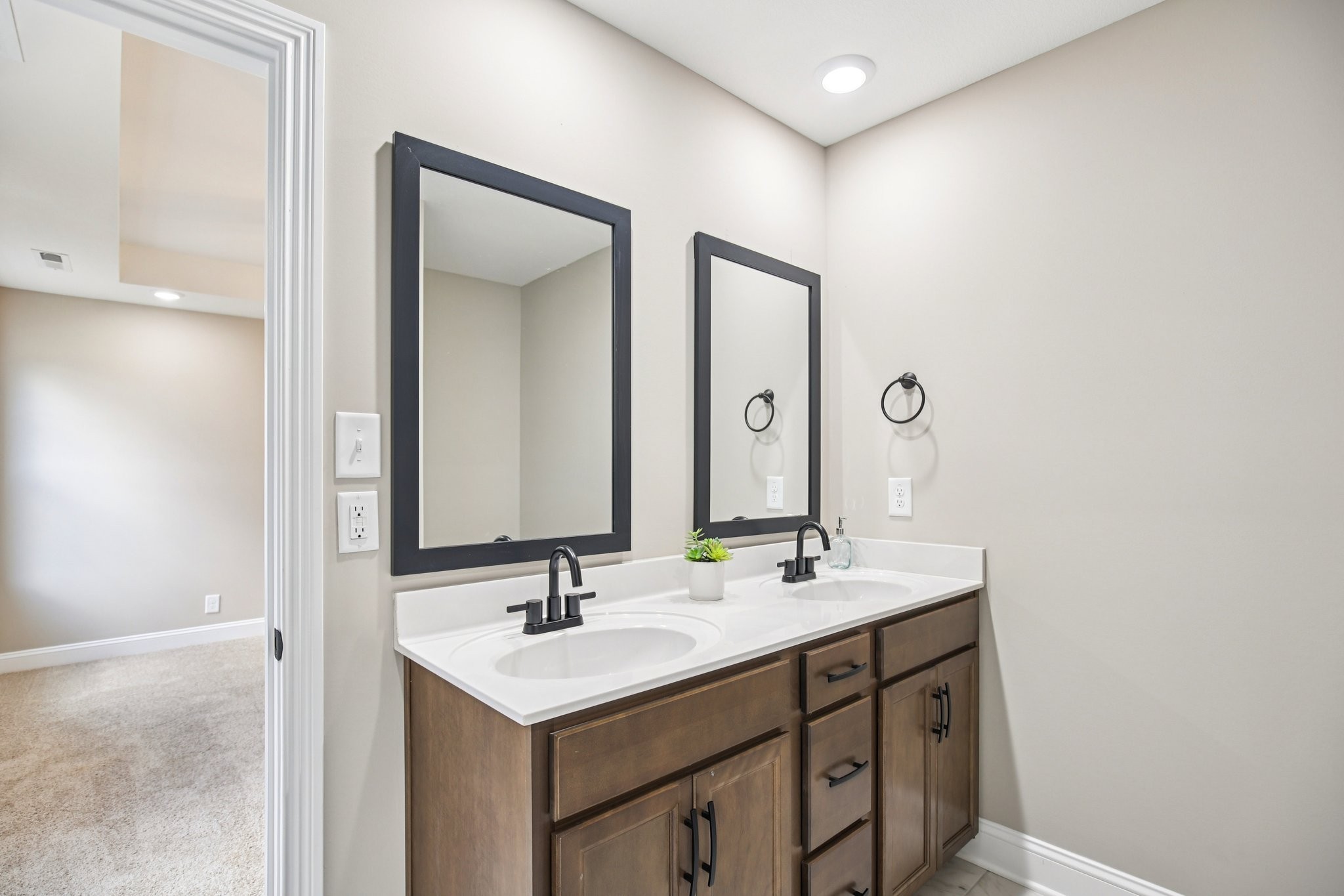 Clarksville, Tennessee 37040, United States, 3 Bedrooms Bedrooms, ,2 BathroomsBathrooms,Residential,Active,108525