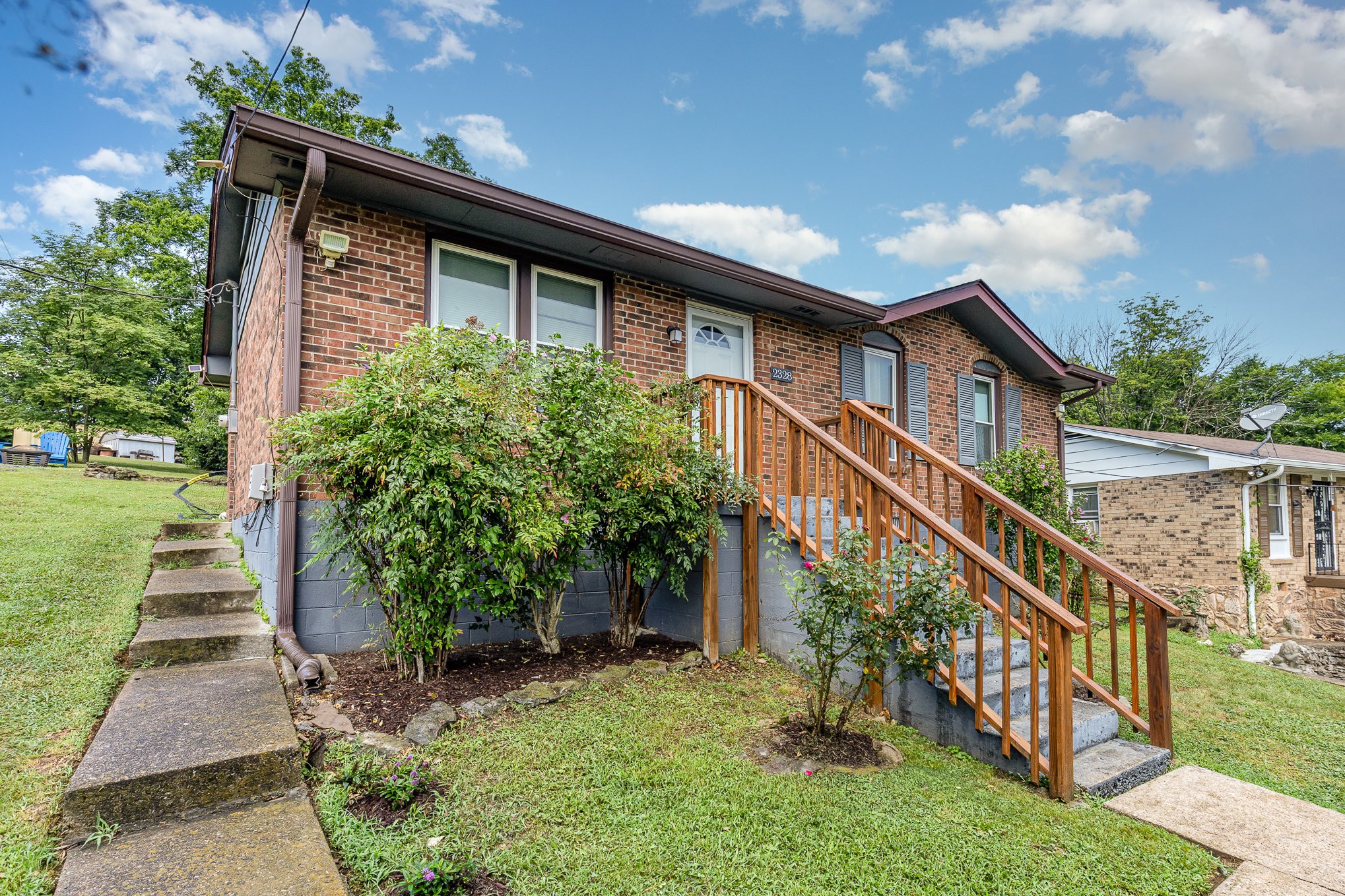 2328 Woodridge Dr