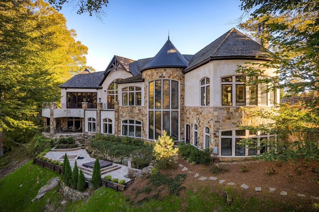 1050 Pine Creek Falls Rd