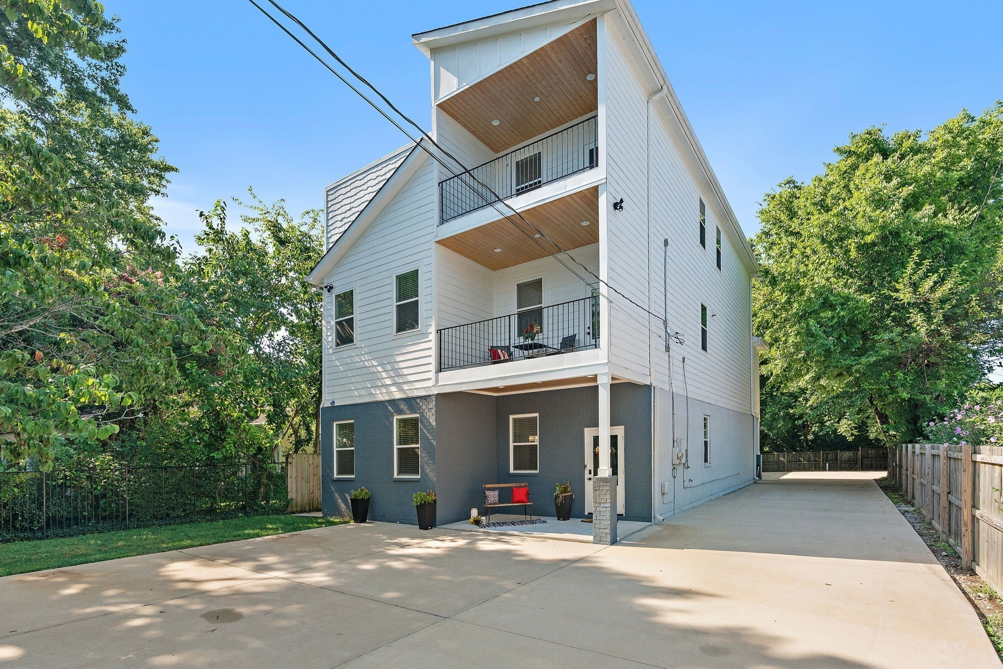 101 Lyle Ln